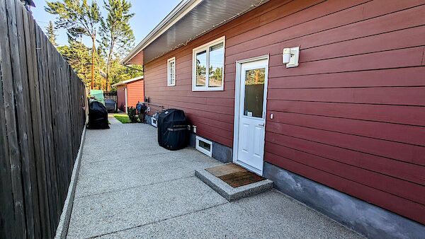 Side+entrance+with+private+BBQ Calgary 2 bedrooms Basement for rent. Property photo: 516172-3