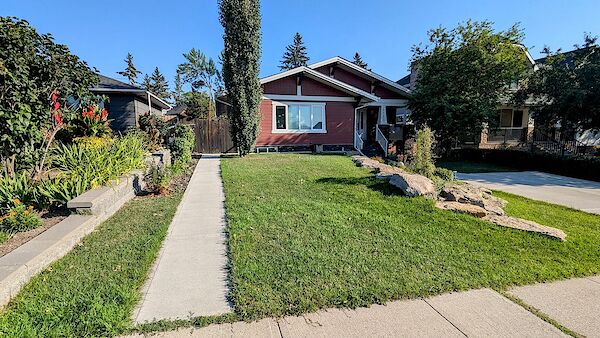 Separate+entranceand+mailbox+to+the+left+ Calgary 2 bedrooms Basement for rent. Property photo: 516172-2
