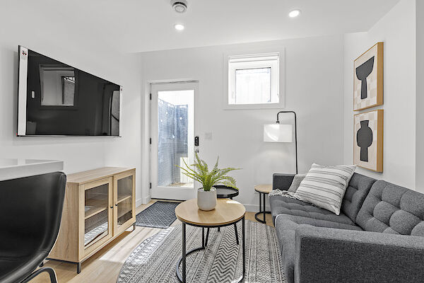 Calgary studio Basement for rent. Property photo: 519522-2