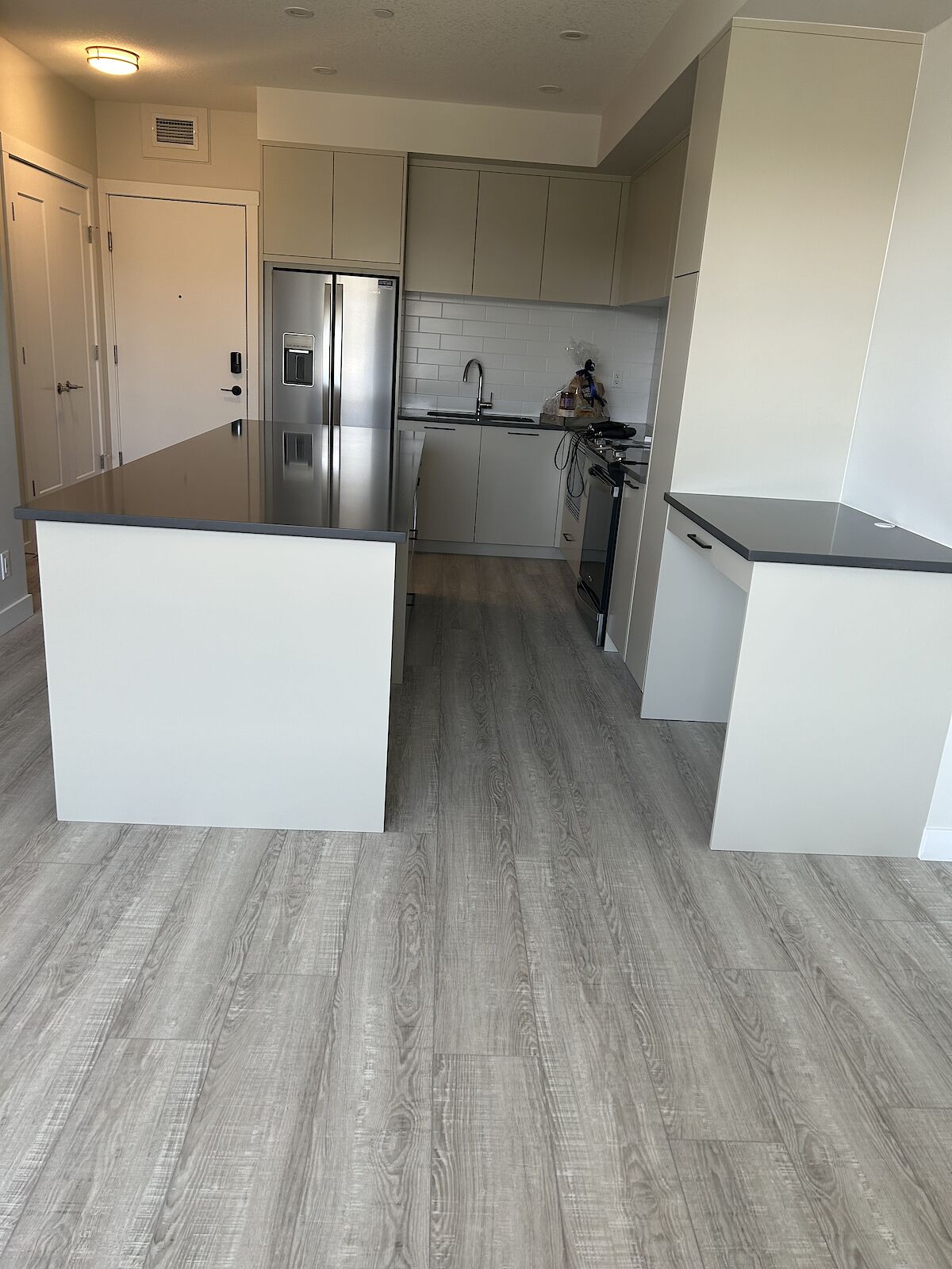 Calgary 2 bedrooms Condo Unit for rent. Property photo: 523113-1