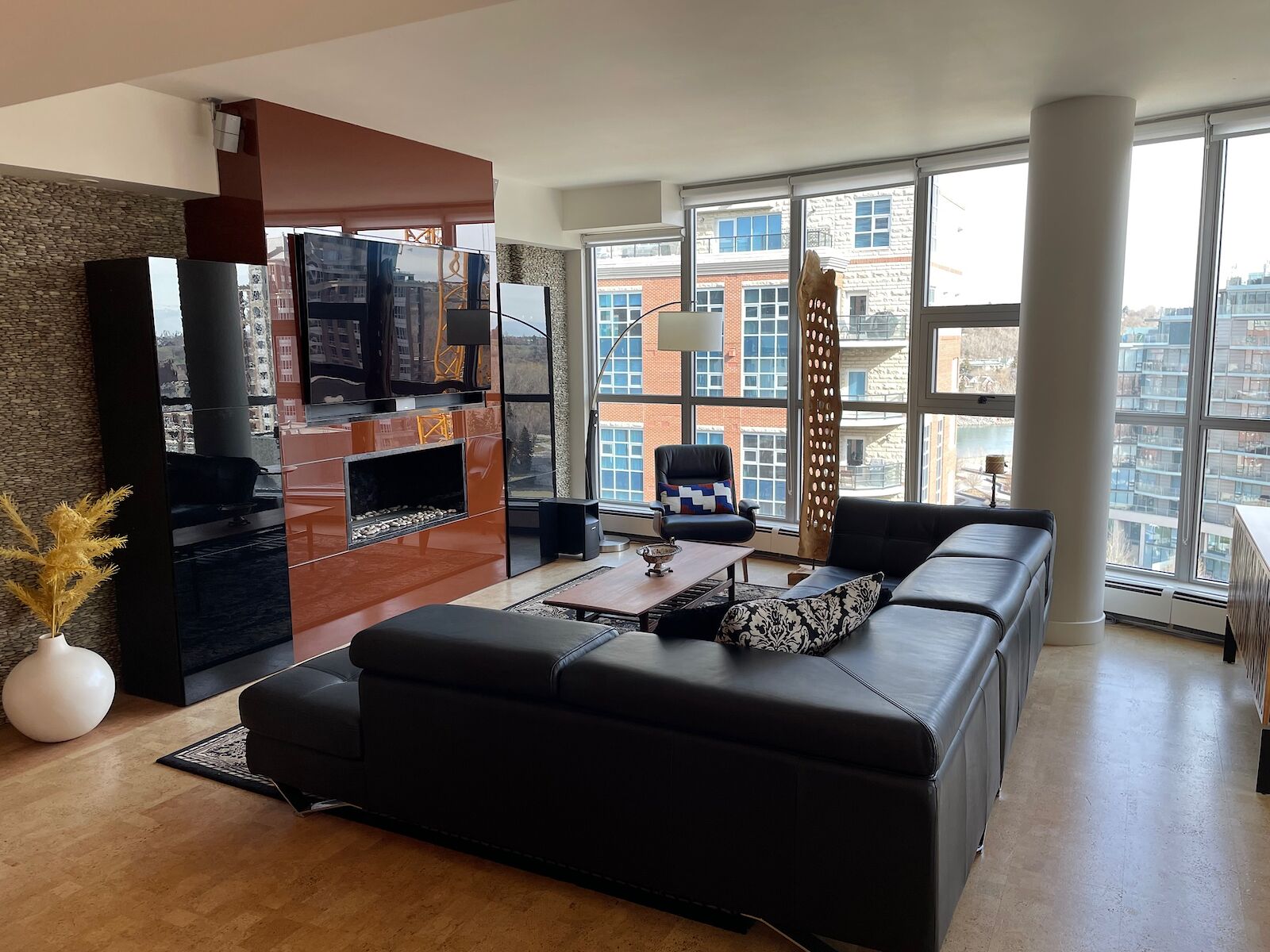 Calgary 2 bedrooms Condo Unit for rent. Property photo: 523279-1