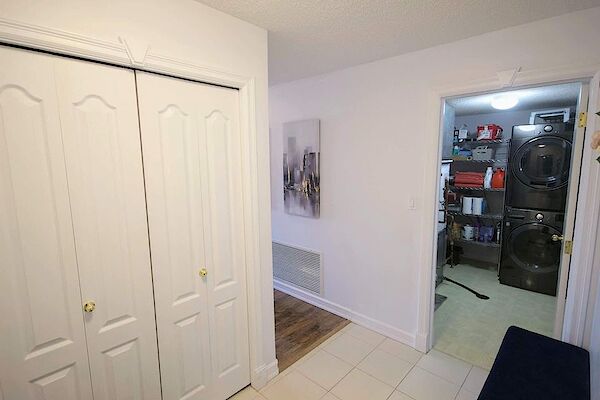 Edmonton 2 bedrooms Condo Unit for rent. Property photo: 525728-2
