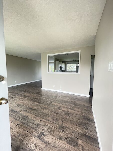Edmonton 3 bedrooms Main Floor for rent. Property photo: 526139-2