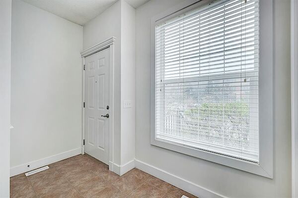 Foyer Calgary 3 bedrooms Townhouse for rent. Property photo: 527311-2