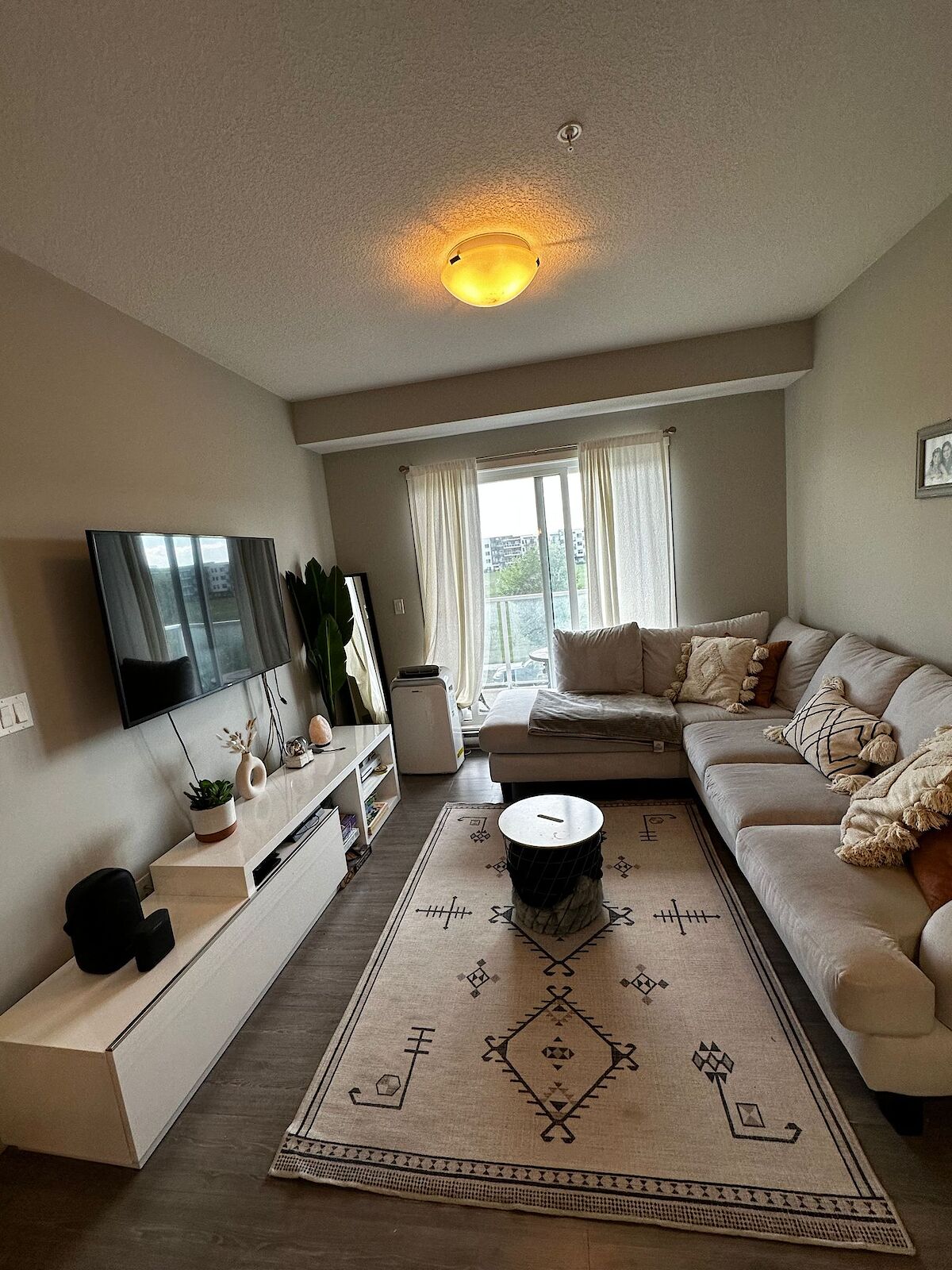 Calgary 2 bedrooms Condo Unit for rent. Property photo: 527913-1