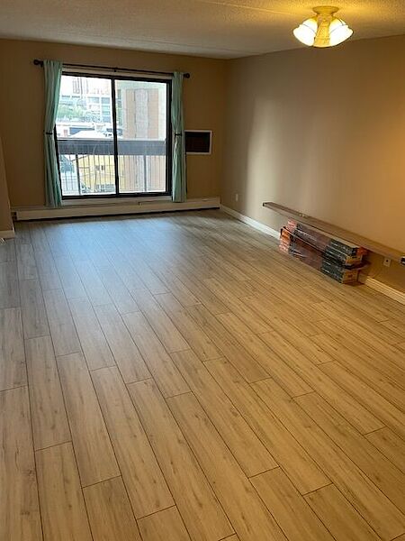 Calgary 2 bedrooms Condo Unit for rent. Property photo: 528088-2
