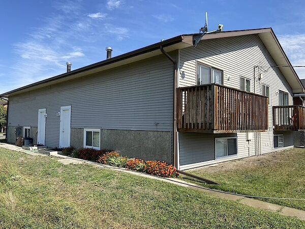 High River 2 bedrooms Duplex for rent. Property photo: 528568-2
