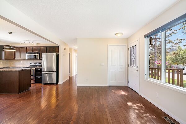 Calgary 4 bedrooms House for rent. Property photo: 530852-2
