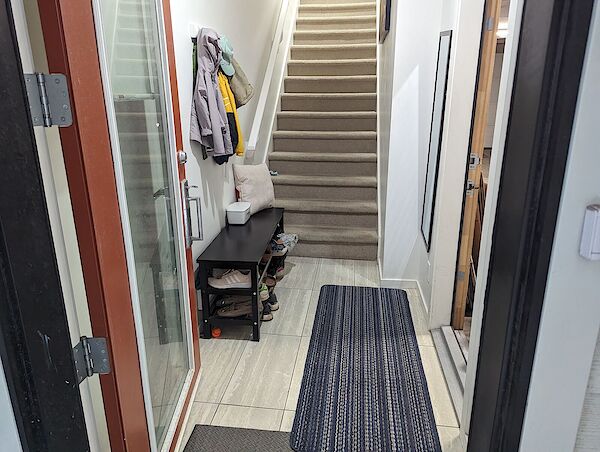 Private+entrance Calgary 2 + Den bedrooms Townhouse for rent. Property photo: 531789-2