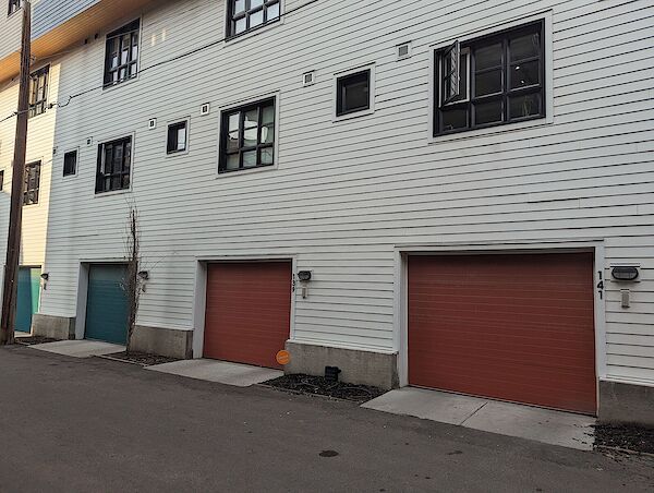 Single+car+garage+entrance+from+newly+paved+lane Calgary 2 + Den bedrooms Townhouse for rent. Property photo: 531789-3