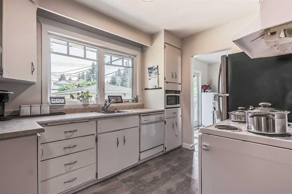 Calgary 3 + Den bedrooms Main Floor for rent. Property photo: 536578-1