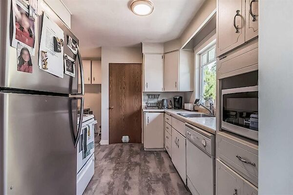 Calgary 3 + Den bedrooms Main Floor for rent. Property photo: 536578-2