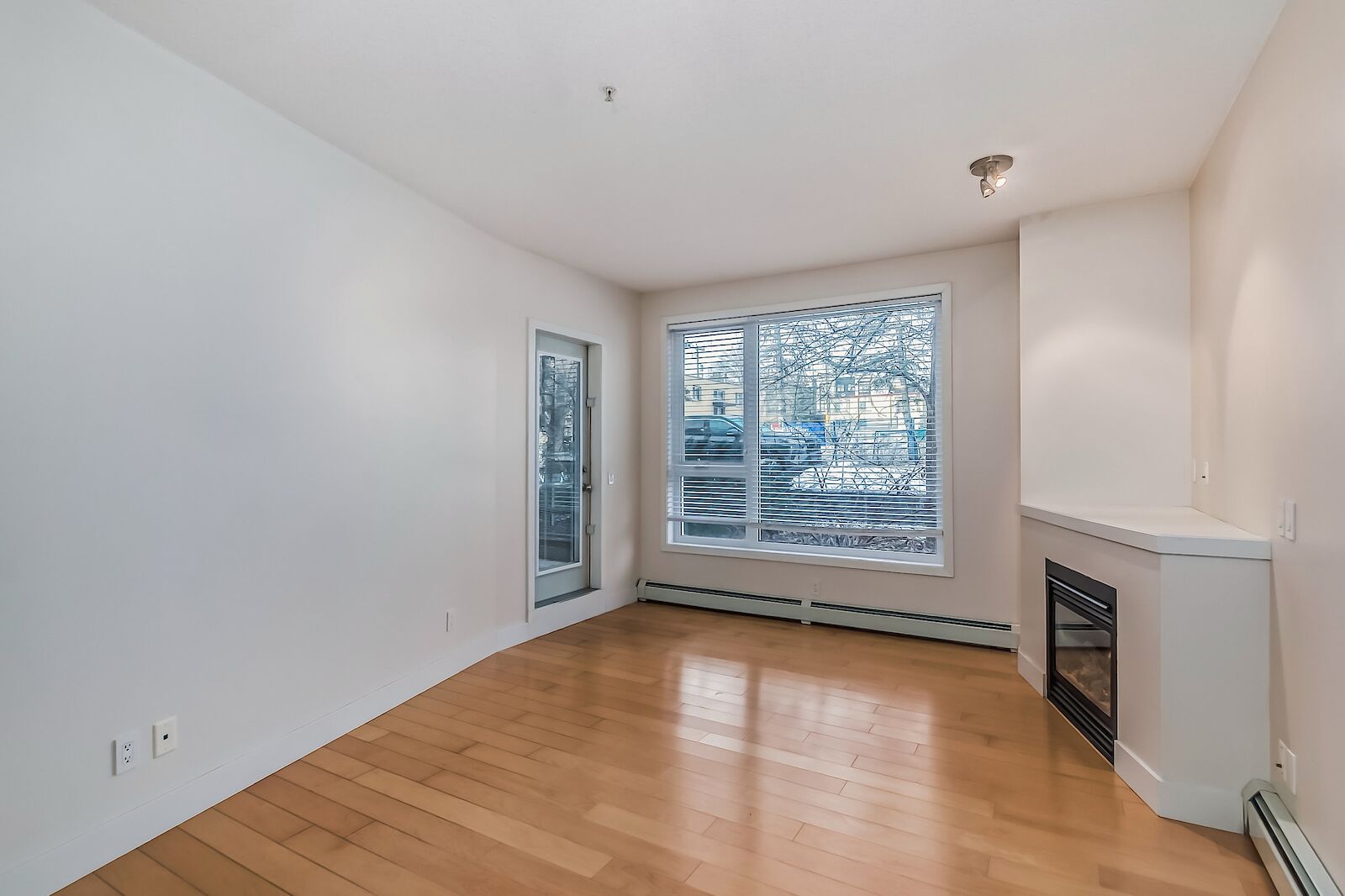 Living+Room Calgary 2 bedrooms Condo Unit for rent. Property photo: 537514-1