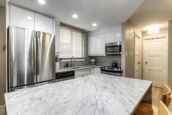Calgary 2 + Den bedrooms Condo Unit for rent. Property photo: 538318-3