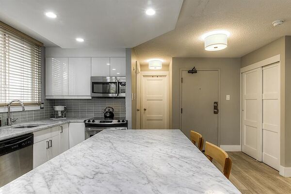 Calgary 2 + Den bedrooms Condo Unit for rent. Property photo: 538318-2