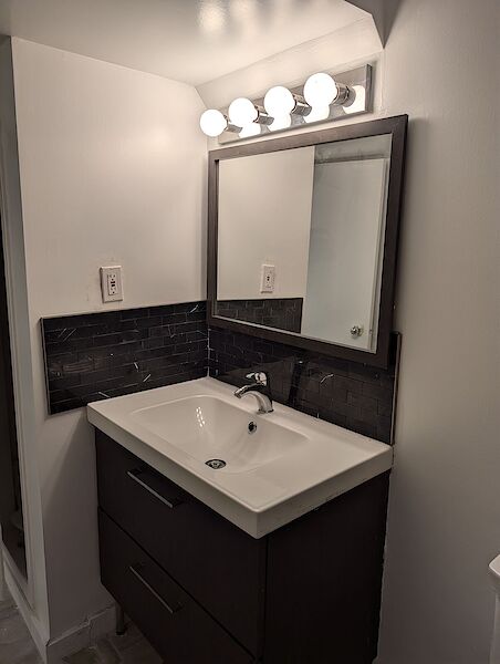Bathroom Calgary 2 bedrooms Basement for rent. Property photo: 545131-3