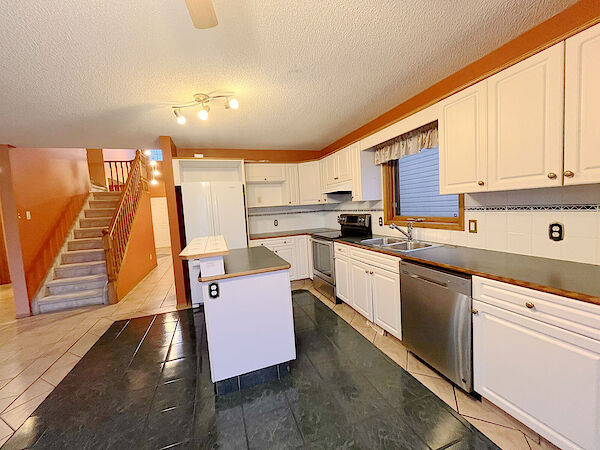 Calgary 3 + Den bedrooms Main Floor for rent. Property photo: 547507-3