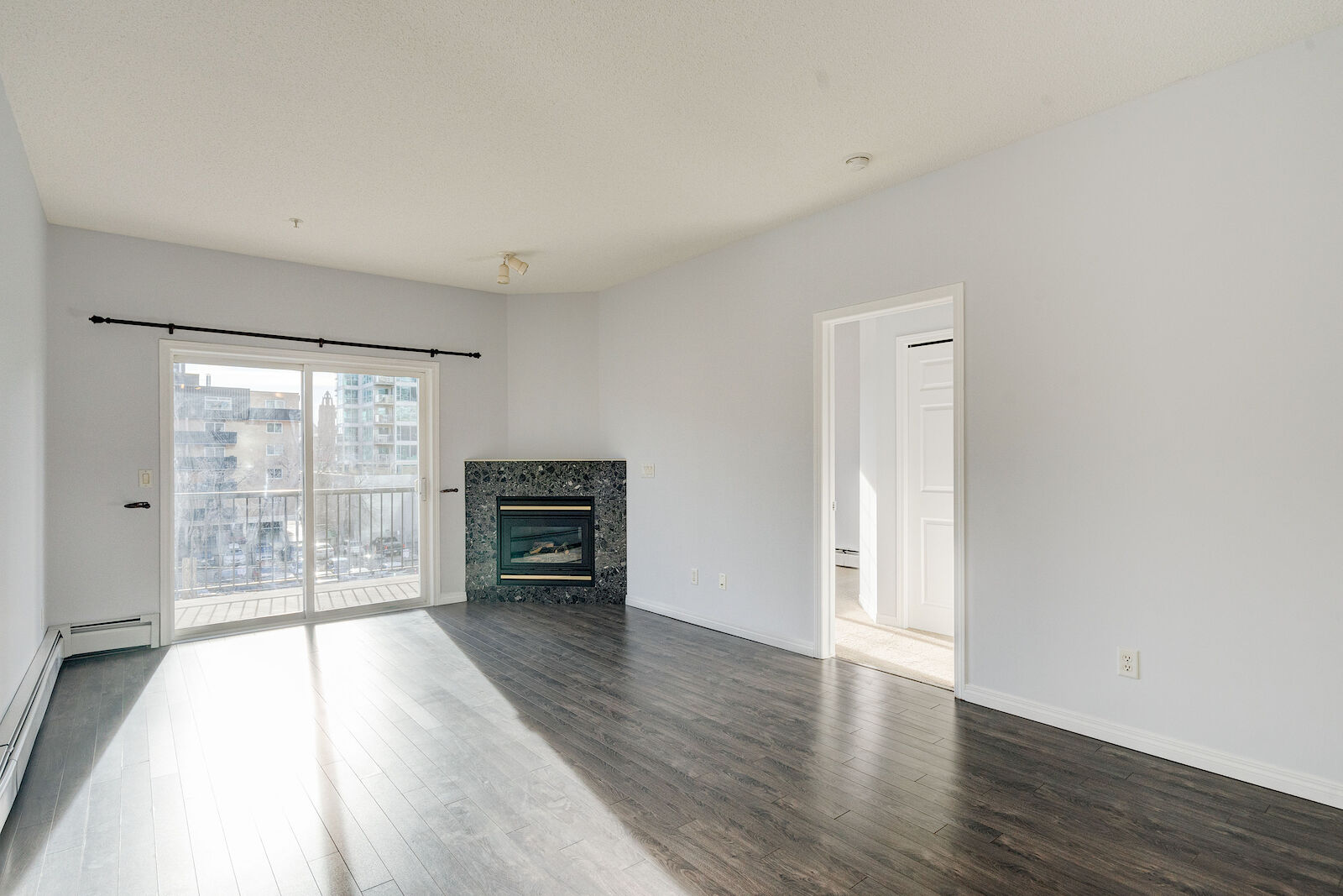 Calgary 2 bedrooms Condo Unit for rent. Property photo: 548485-1