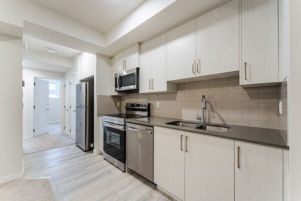 Kitchen Calgary 2 bedrooms Basement for rent. Property photo: 548902-3