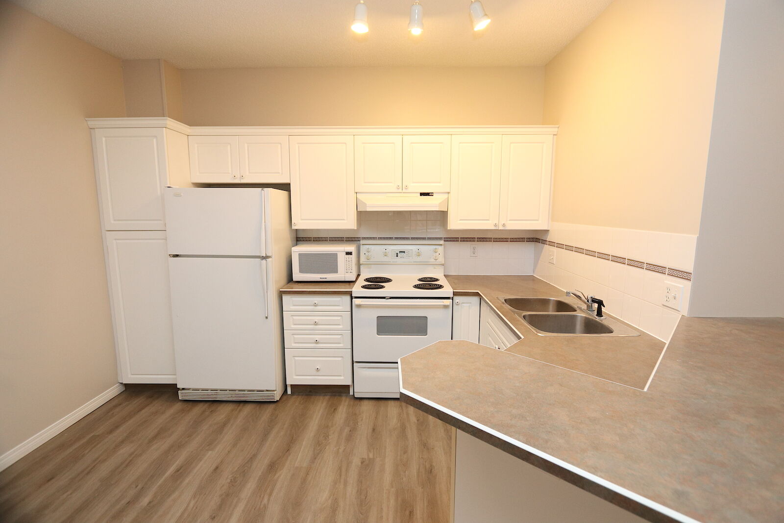 Calgary 2 bedrooms Condo Unit for rent. Property photo: 557127-1