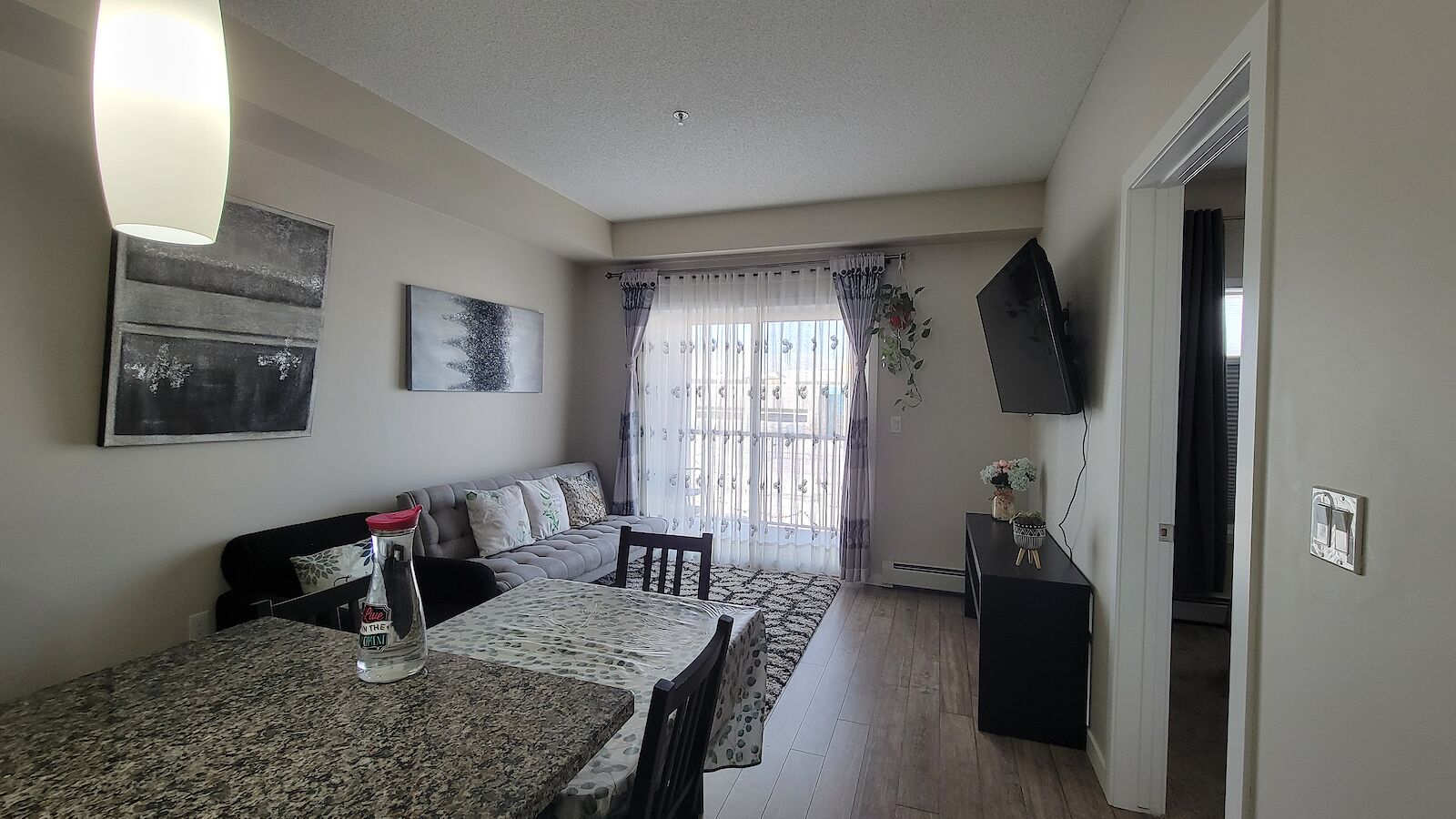 Calgary 2 bedrooms Condo Unit for rent. Property photo: 557449-1