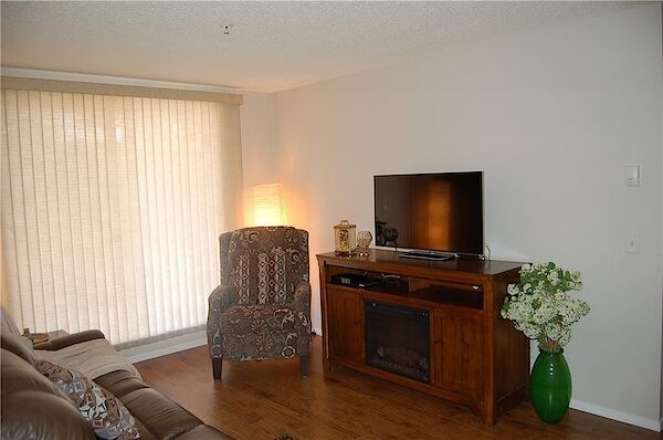 Calgary 2 bedrooms Condo Unit for rent. Property photo: 557995-3