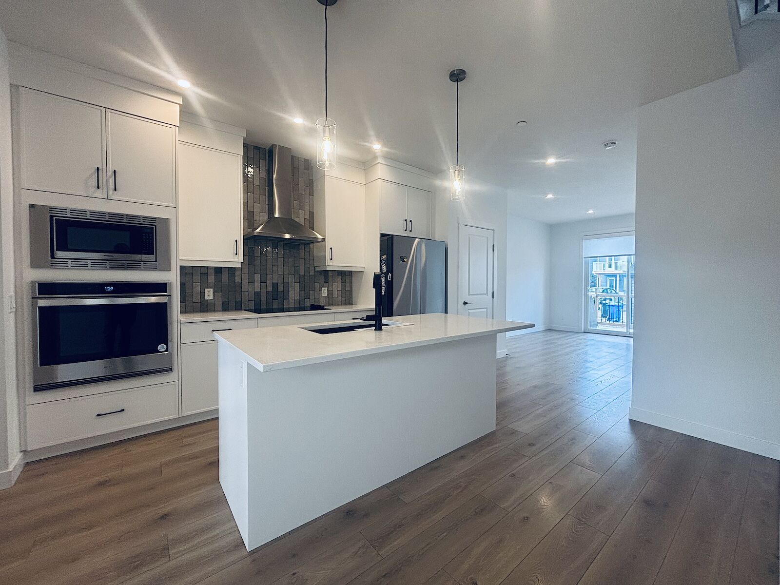 Calgary 3 bedrooms Duplex for rent. Property photo: 558535-1