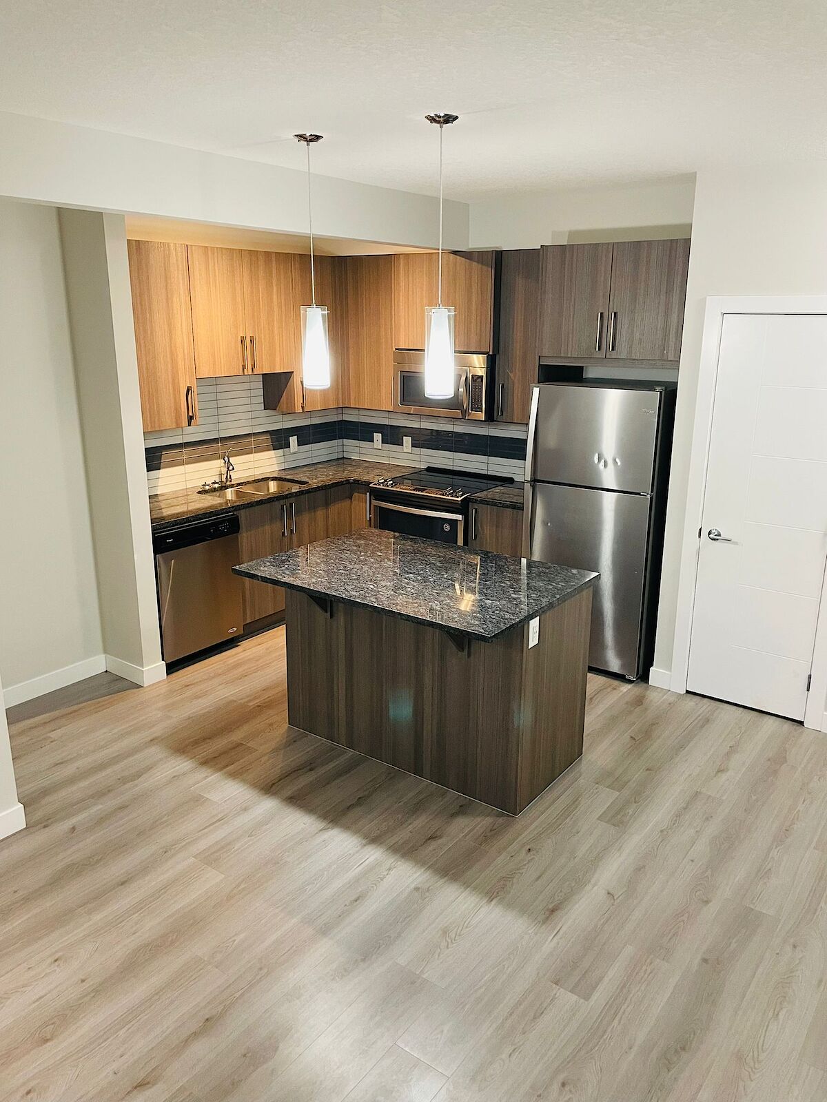 Calgary 2 bedrooms Condo Unit for rent. Property photo: 560591-1