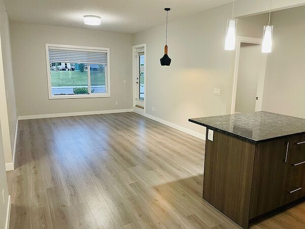 Calgary 2 bedrooms Condo Unit for rent. Property photo: 560591-2