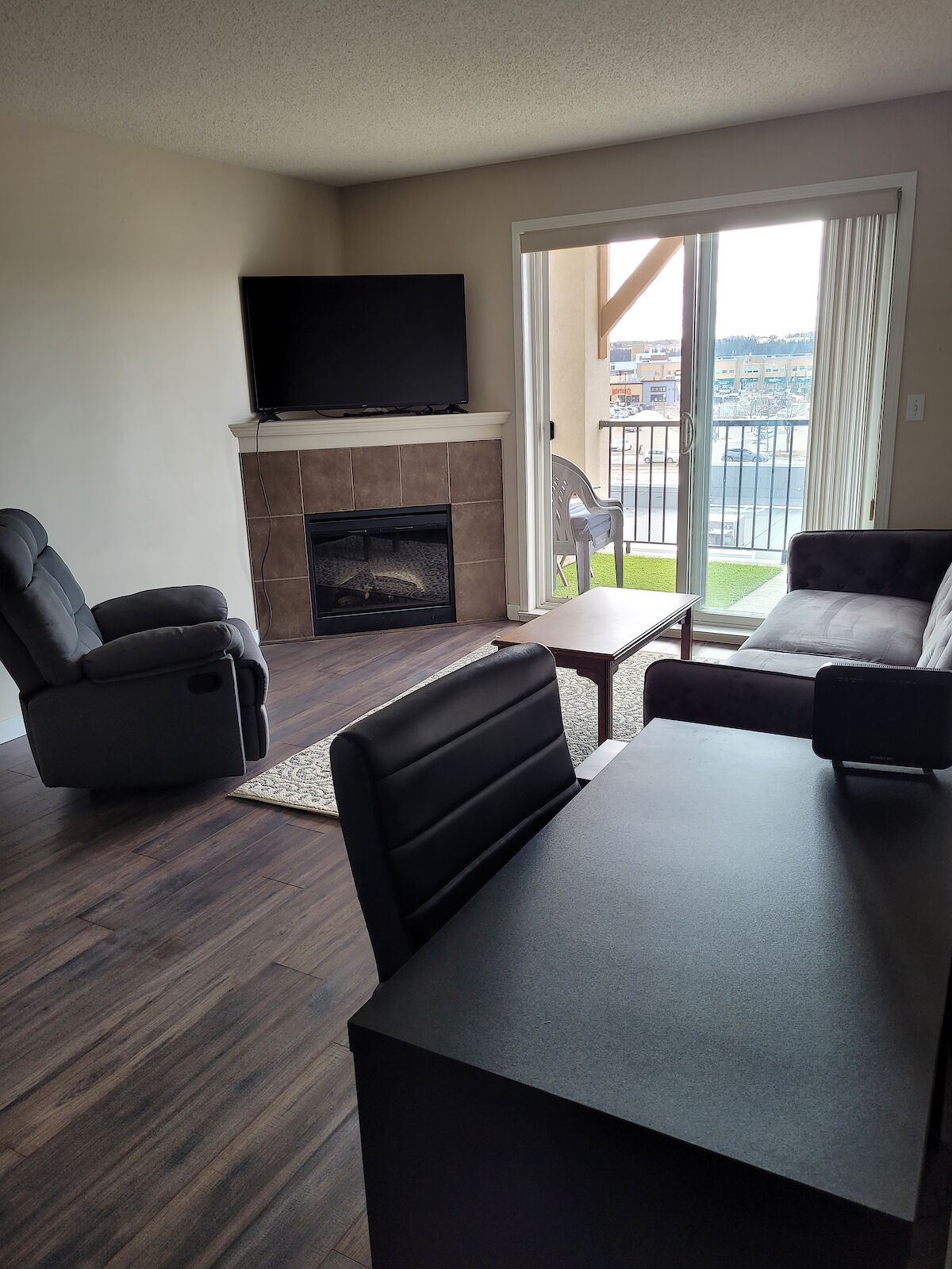 Cochrane 2 bedrooms Condo Unit for rent. Property photo: 561200-1