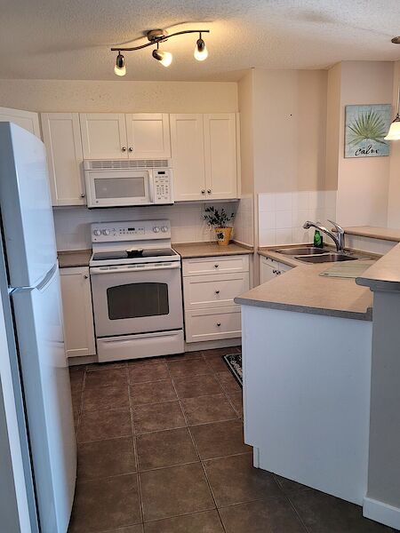 Cochrane 2 bedrooms Condo Unit for rent. Property photo: 561200-3