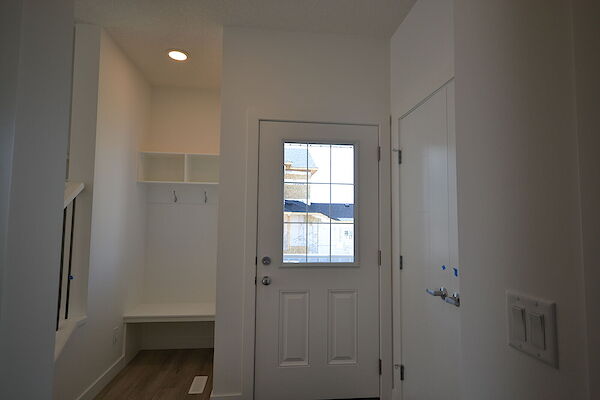 Cochrane 3 bedrooms Main Floor for rent. Property photo: 562604-2
