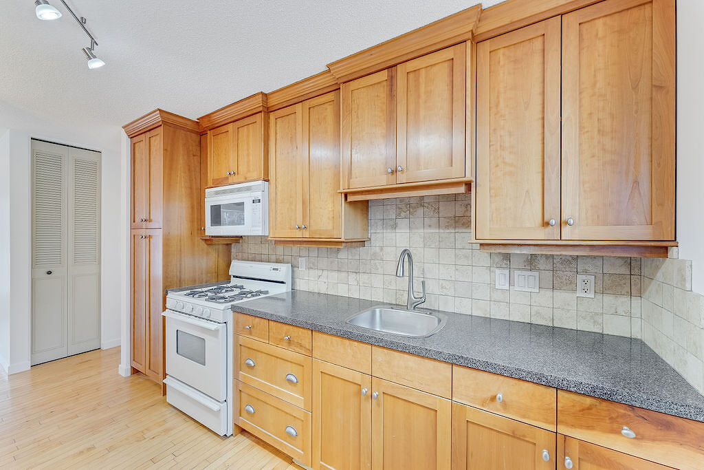 Calgary 5 + Den bedrooms House for rent. Property photo: 564126-1