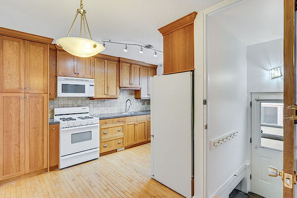 Calgary 5 + Den bedrooms House for rent. Property photo: 564126-3