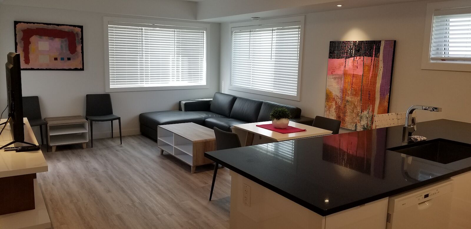 Calgary 2 bedrooms Condo Unit for rent. Property photo: 564195-1