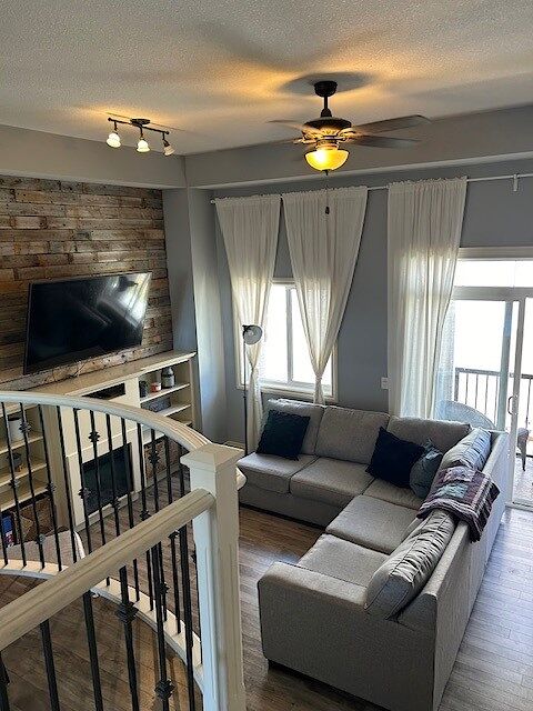 Living+Room Strathmore 3 + Den bedrooms Townhouse for rent. Property photo: 564431-1