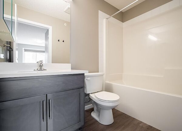 Bathroom+1 Edmonton 2 bedrooms Condo Unit for rent. Property photo: 564956-3