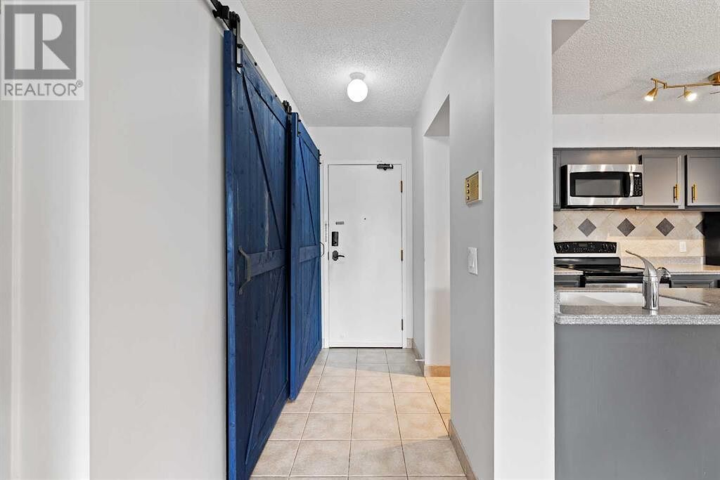 Calgary 2 + Den bedrooms Condo Unit for rent. Property photo: 566666-1