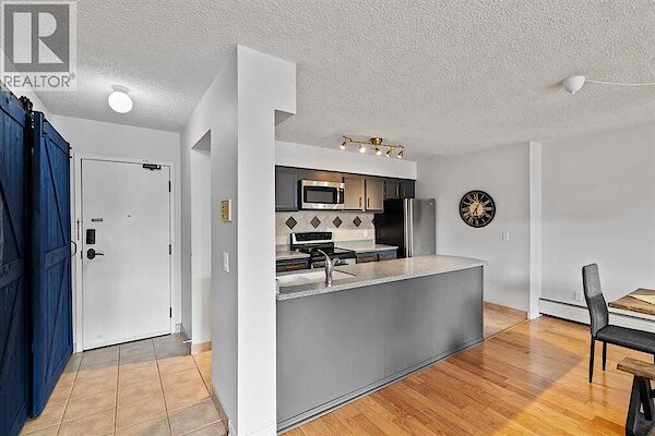 Calgary 2 + Den bedrooms Condo Unit for rent. Property photo: 566666-2