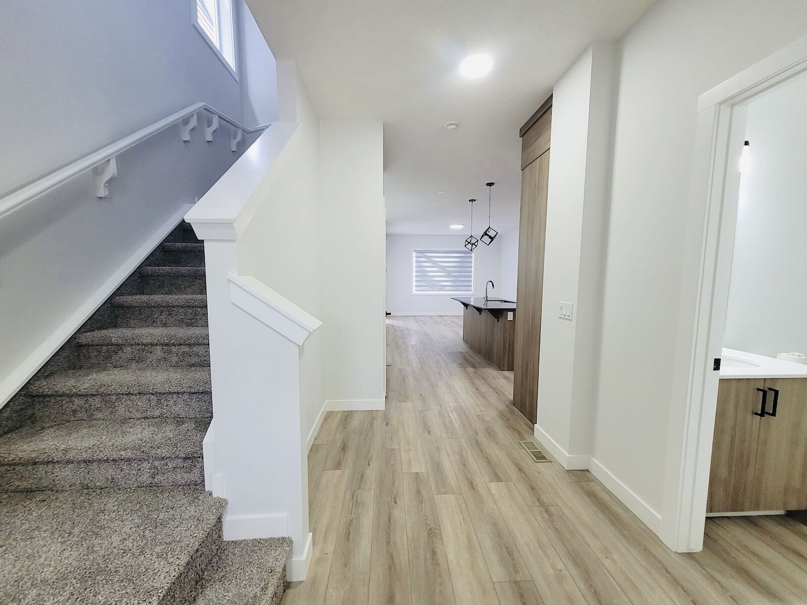 Calgary 4 bedrooms House for rent. Property photo: 568581-1