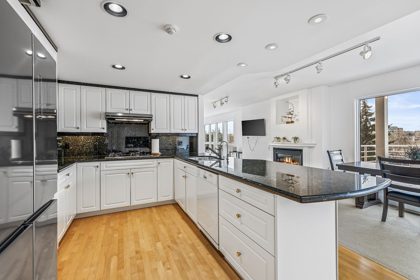 Calgary 2 + Den bedrooms Condo Unit for rent. Property photo: 568732-1