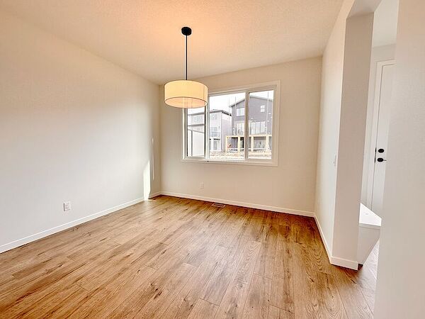 Calgary 3 bedrooms Duplex for rent. Property photo: 570100-2