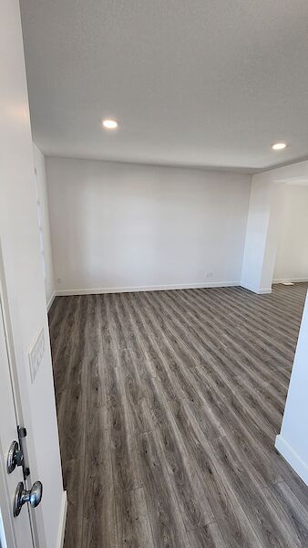 Calgary 3 + Den bedrooms Duplex for rent. Property photo: 571345-3