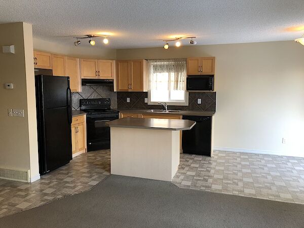 Chestermere 3 bedrooms Townhouse for rent. Property photo: 571777-3