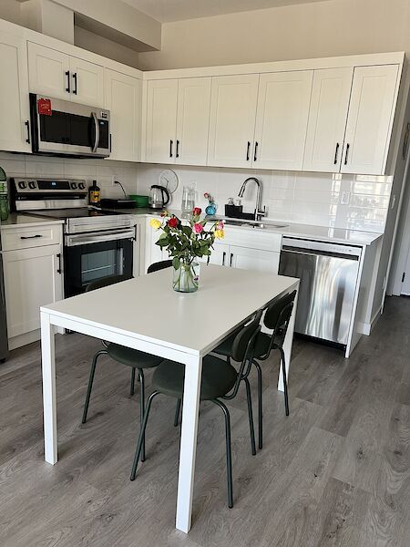 Calgary 2 bedrooms Condo Unit for rent. Property photo: 572584-2