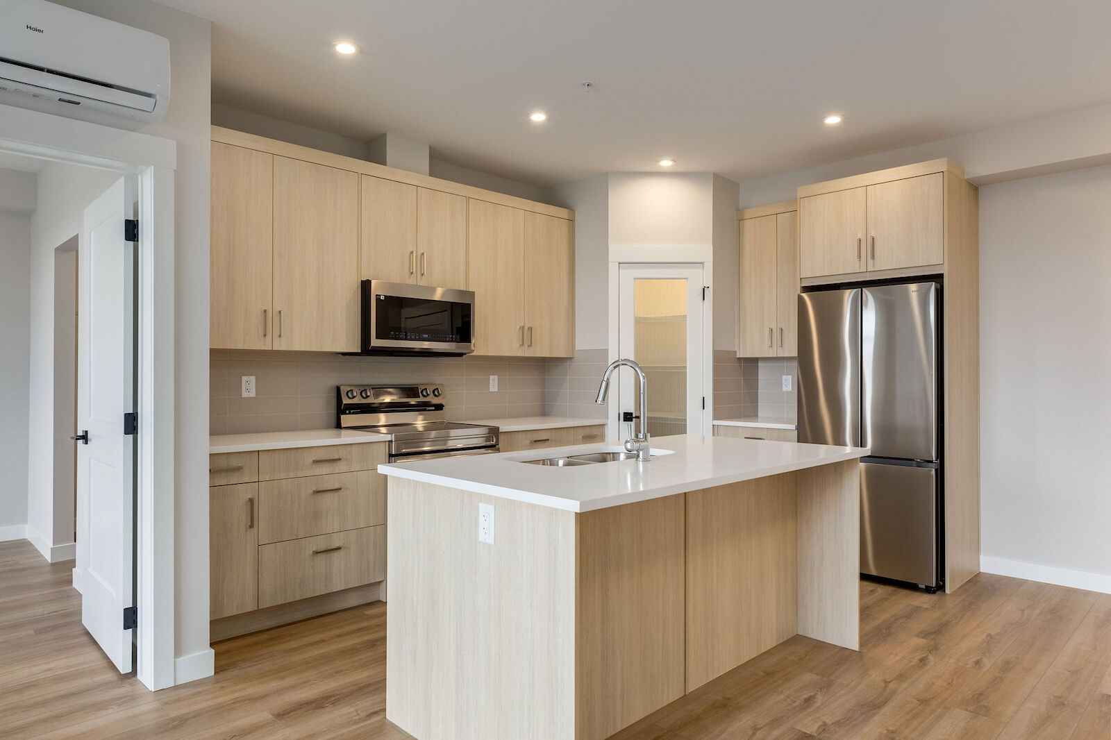 Calgary 2 bedrooms Condo Unit for rent. Property photo: 573026-1