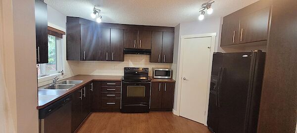 Airdrie 2 bedrooms Townhouse for rent. Property photo: 573461-2