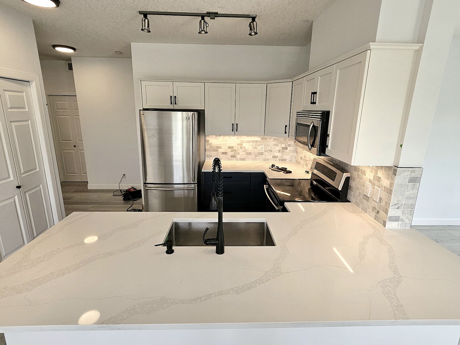 Calgary 2 bedrooms Condo Unit for rent. Property photo: 573918-1