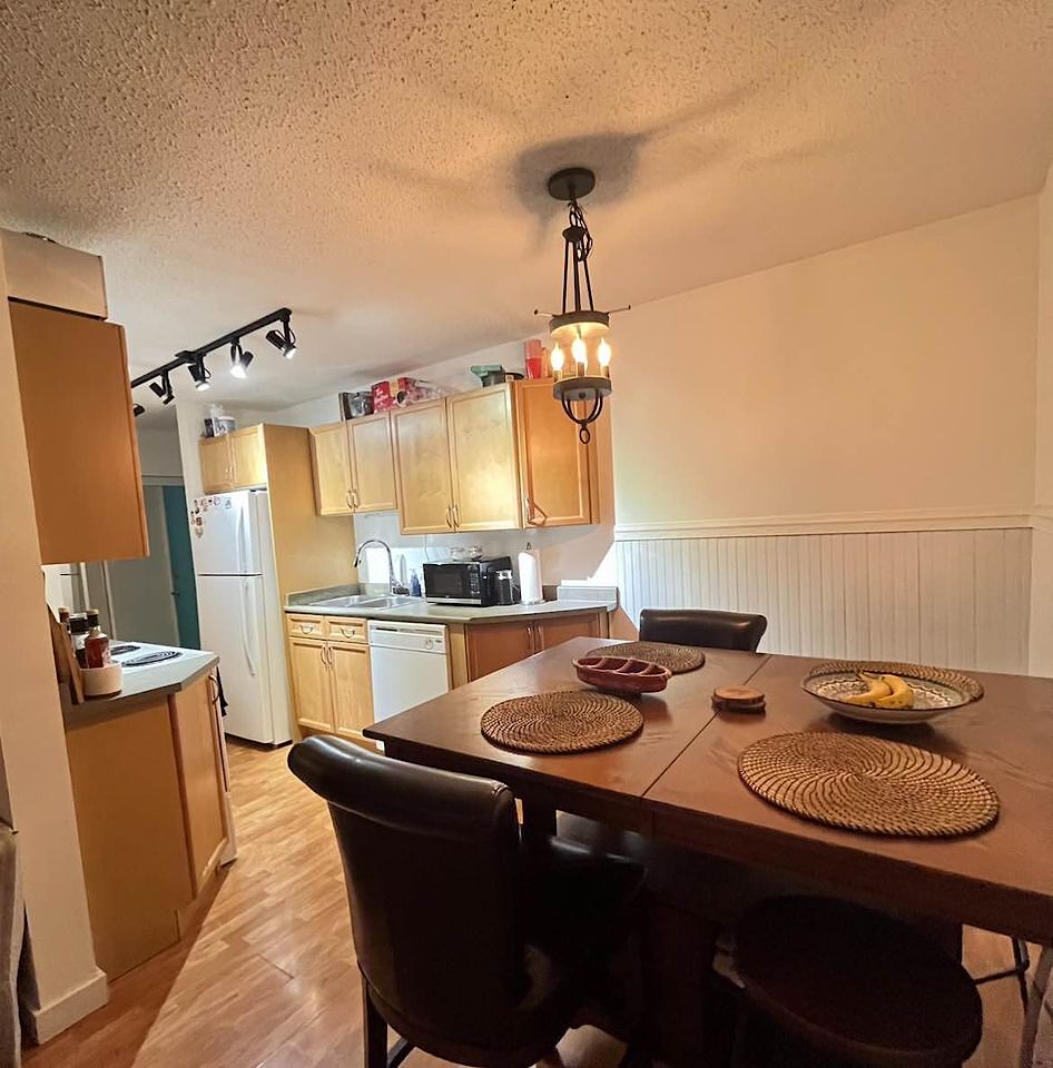 Edmonton 2 + Den bedrooms Condo Unit for rent. Property photo: 573969-1