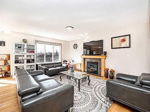 Calgary 3 + Den bedrooms Main Floor for rent. Property photo: 574527-3